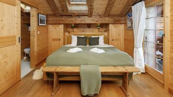 5 bedrooms, desk, WiFi