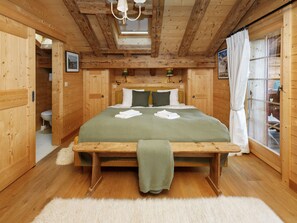 5 bedrooms, desk, WiFi