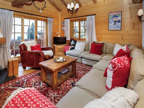 Fernseher, Kamin, DVD-Player
