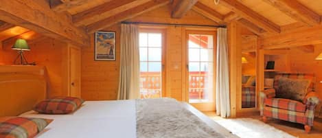 5 bedrooms, desk, WiFi