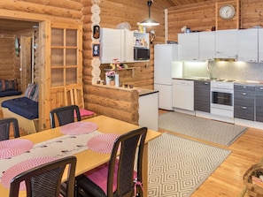 Kühlschrank, Mikrowelle, Geschirrspüler, Kochgeschirr/Geschirr/Besteck