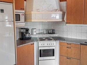 Refrigerador, microondas, lavavajillas y utensilios de cocina 