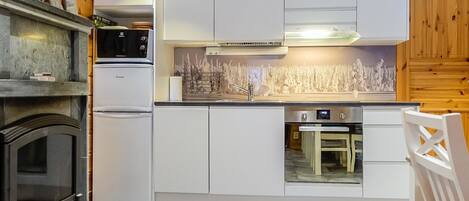 Refrigerador, microondas, lavavajillas, utensilios de cocina