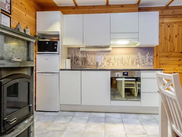 Jääkaappi, mikroaaltouuni, astianpesukone