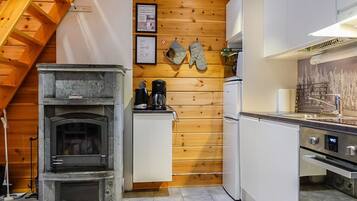 Fridge, microwave, dishwasher, cookware/dishes/utensils