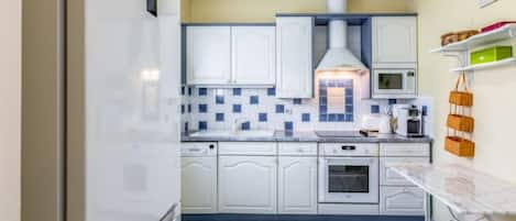 Kühlschrank, Ofen, Geschirrspüler, Hochstuhl