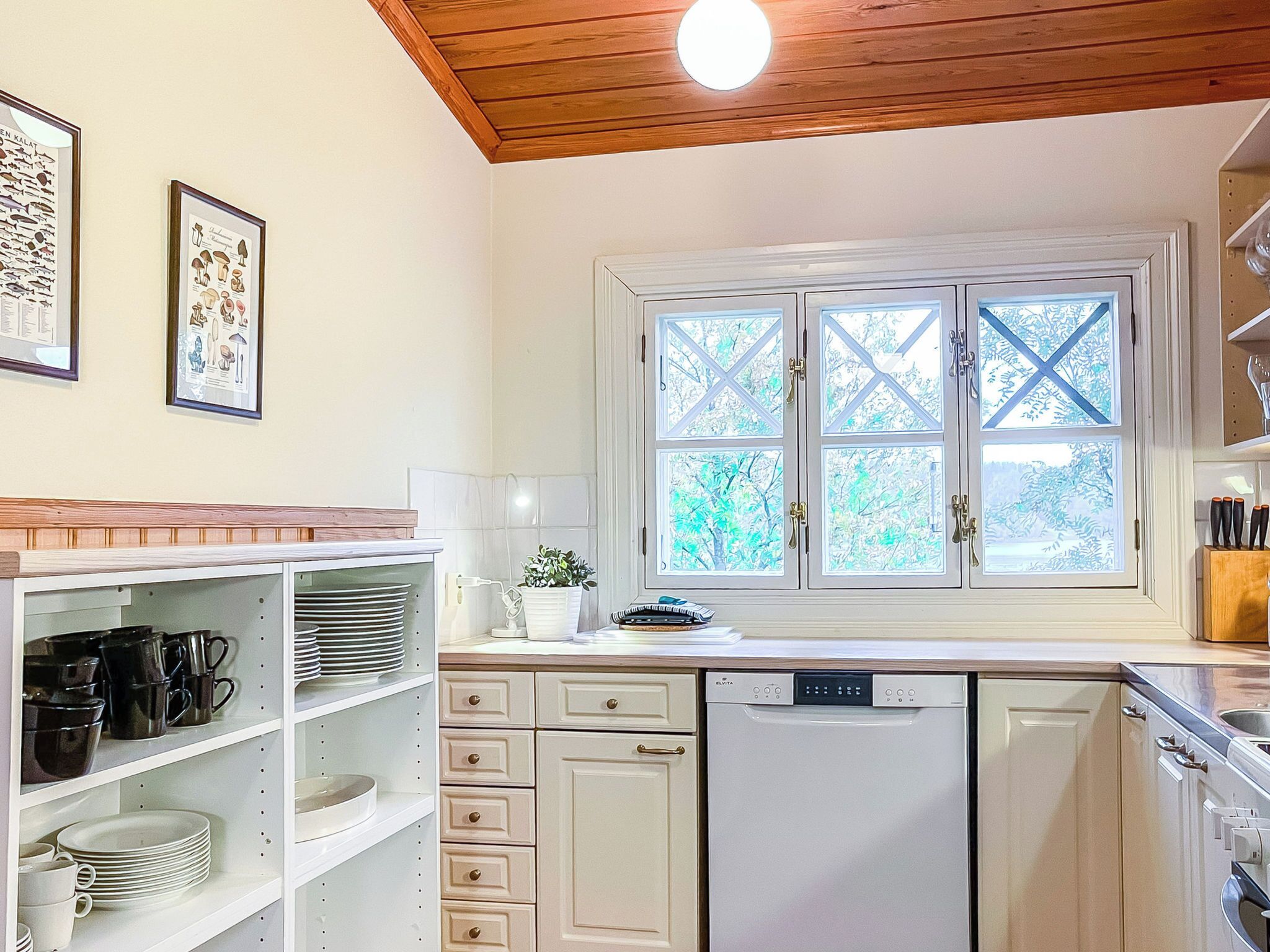 Refrigerador, microondas, lavavajillas, utensilios de cocina