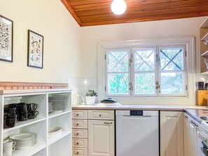 Een koelkast, een microgolfoven, een vaatwasser