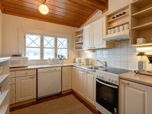 Een koelkast, een microgolfoven, een vaatwasser