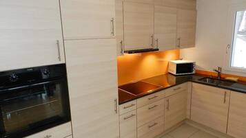 Kühlschrank, Mikrowelle, Geschirrspüler, Kochgeschirr/Geschirr/Besteck