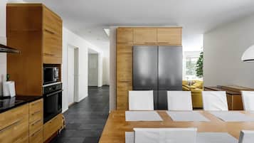 Fridge, microwave, dishwasher, cookware/dishes/utensils