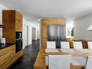 Kühlschrank, Mikrowelle, Geschirrspüler, Kochgeschirr/Geschirr/Besteck