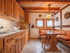 Fridge, oven, cookware/dishes/utensils, dining tables