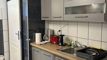 Frigorífico, microondas, horno y lavavajillas