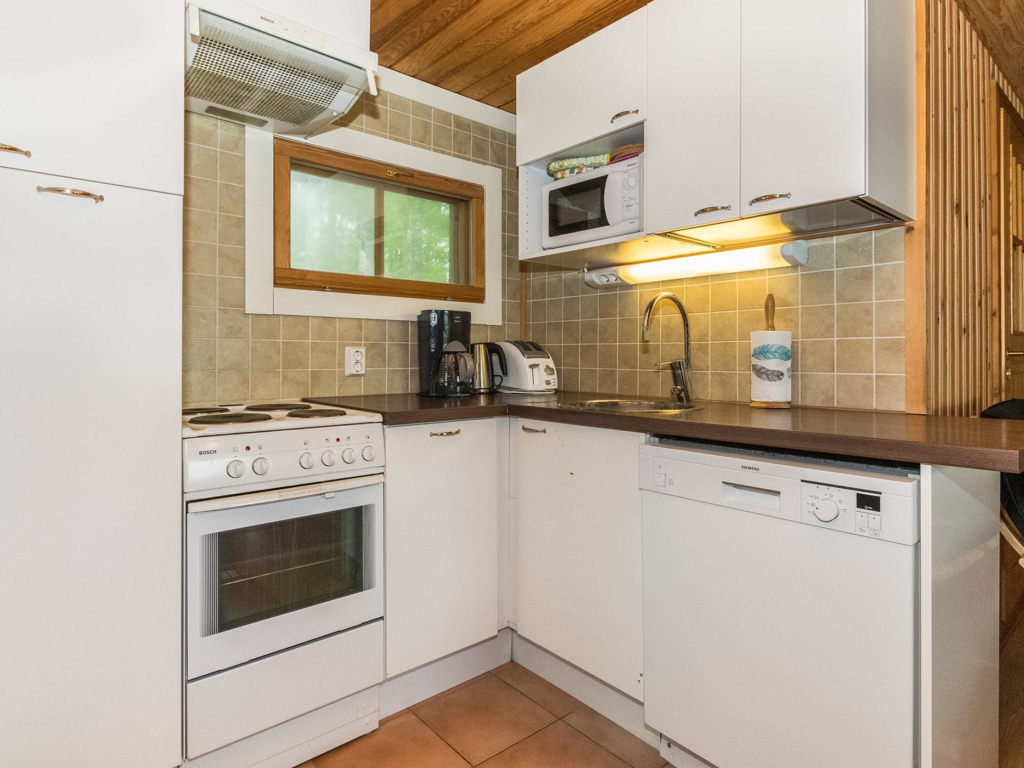 Fridge, microwave, dishwasher, cookware/dishes/utensils