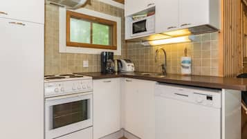 Fridge, microwave, dishwasher, cookware/dishes/utensils