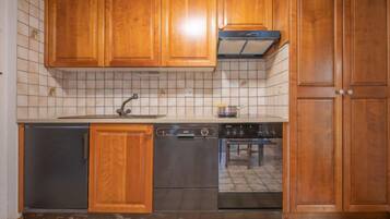 Fridge, dishwasher, cookware/dishes/utensils