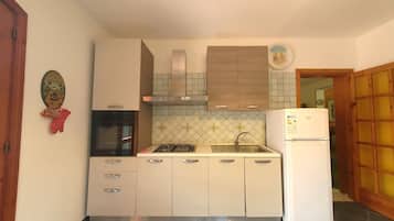 Kühlschrank, Ofen, Kochgeschirr/Geschirr/Besteck, Esstisch