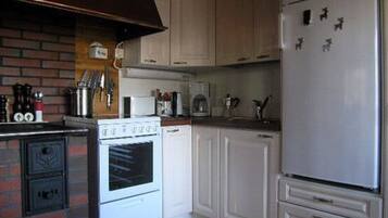 Fridge, microwave, dishwasher, cookware/dishes/utensils