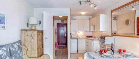 Télévision à écran plat, lecteur de DVD