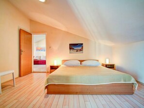 12 slaapkamers, een strijkplank/strijkijzer, wifi