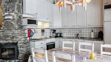 Fridge, microwave, dishwasher, cookware/dishes/utensils