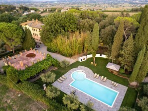 An aerial view of a property with a swimming pool, surrounded by lush greenery and a view of the countryside. - Vacation home Angeli by Interhome (Perugia)