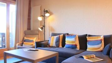 Fernseher, Kamin, DVD-Player