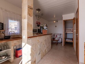 Réfrigérateur, micro-ondes, four