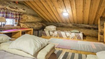 3 dormitorios y tabla de planchar con plancha