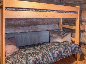 Una cama litera con un edredón estampado y almohadas.