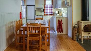 Réfrigérateur, micro-ondes, batterie de cuisine, vaisselle et ustensiles