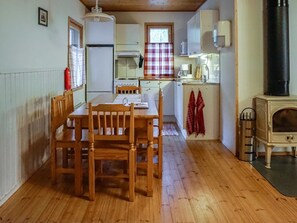 Réfrigérateur, micro-ondes, batterie de cuisine, vaisselle et ustensiles