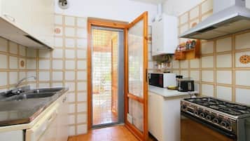 Een koelkast, een microgolfoven, een vaatwasser, een broodrooster