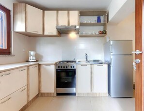 Réfrigérateur, four, batterie de cuisine, vaisselle et ustensiles