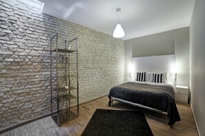 Ropa de cama de alta calidad y caja de seguridad en la habitación 