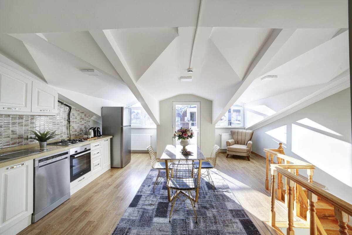 Penthouse Apartment with Terrace | 거실 공간 | 케이블 채널 시청이 가능한 32인치 LED TV, TV