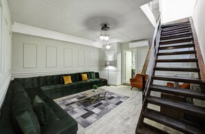 Duplex Apartment with Garden | Ylelliset vuodevaatteet, tallelokero huoneessa, työpöytä, pimennysverhot