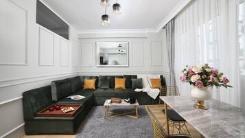 One Bedroom Apartment | Área de sala de estar | Televisión LED de 32 pulgadas con canales por cable y televisión