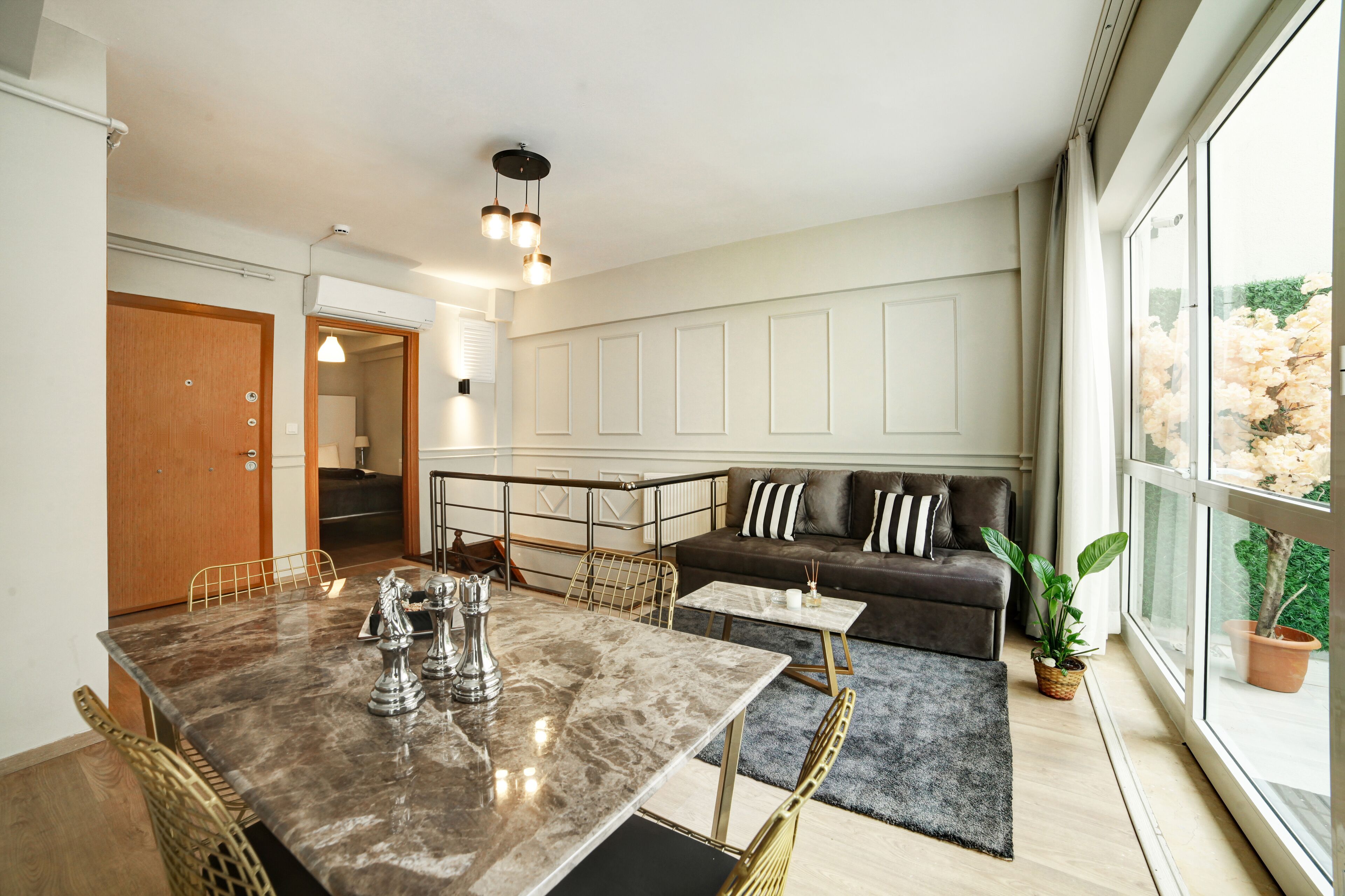 Duplex Apartment with Garden | 高档床上用品、客房内保险箱、办公桌、遮光窗帘