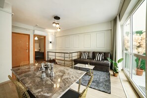 Duplex Apartment with Garden | Ylelliset vuodevaatteet, tallelokero huoneessa, työpöytä, pimennysverhot