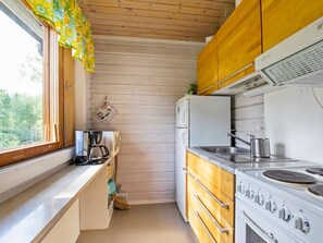 Réfrigérateur, micro-ondes, batterie de cuisine, vaisselle et ustensiles