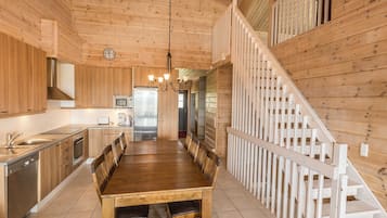 Fridge, microwave, dishwasher, cookware/dishes/utensils