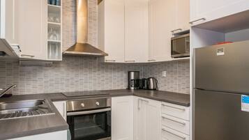 Frigorifero, microonde, lavastoviglie, pentole/stoviglie/utensili