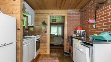 Køleskab, mikrobølgeovn, opvaskemaskine, køkkentøj/tallerkener/redskaber