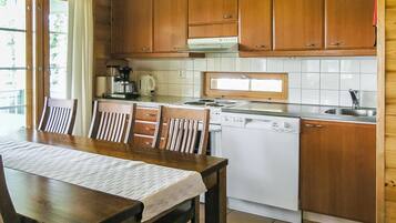 ثلاجة، ميكروويف، غسالة أطباق، كرسي للأطفال