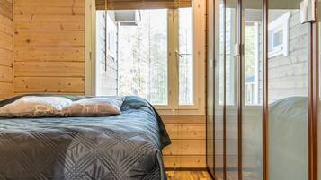 2 bedrooms, desk, internet