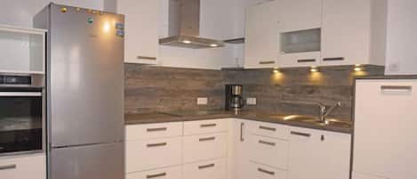 Frigorifero, forno, lavastoviglie, pentole/stoviglie/utensili