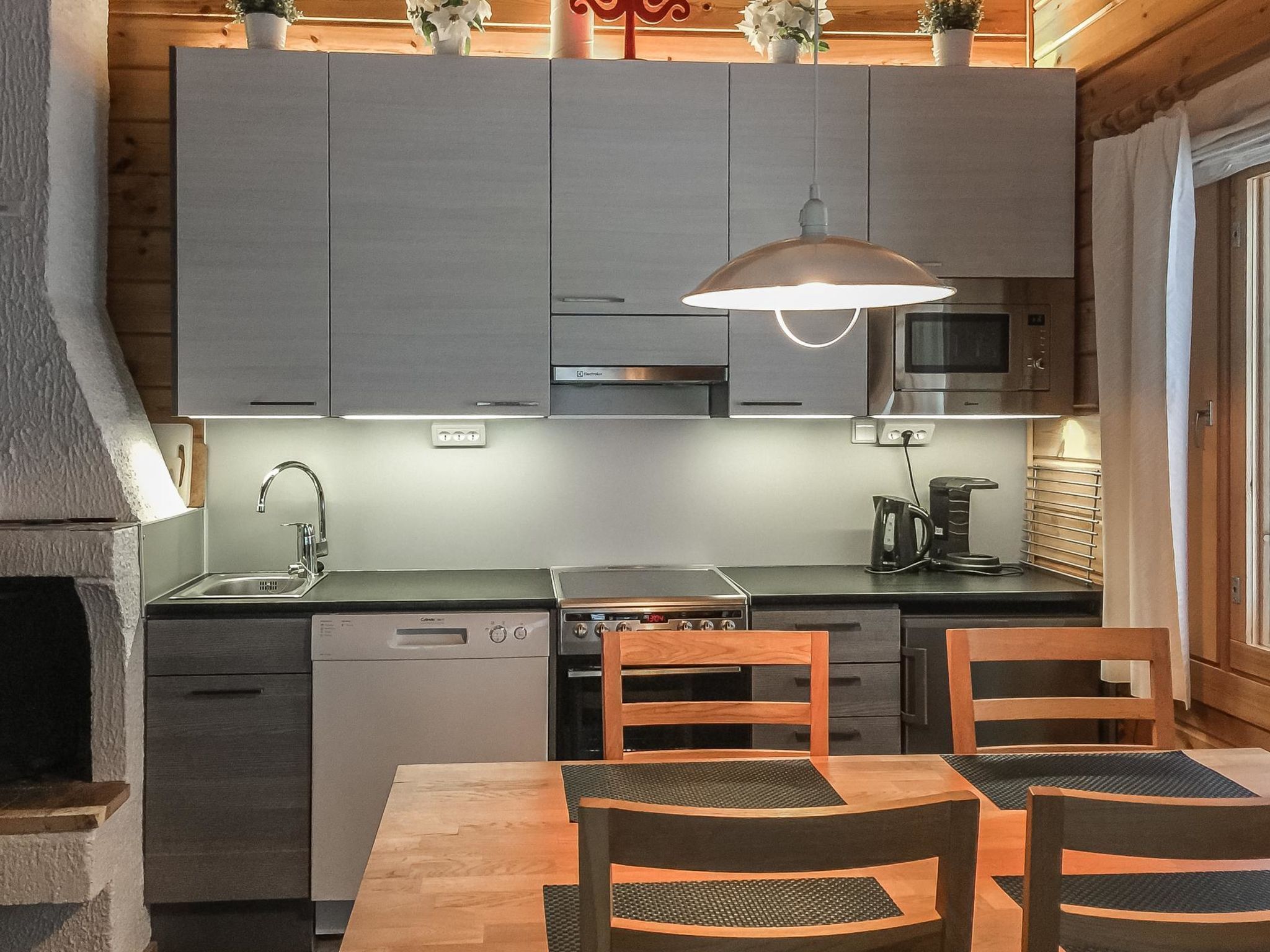 Jääkaappi, mikroaaltouuni, astianpesukone