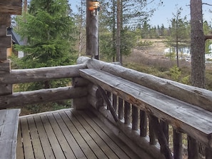 A wooden deck with railings overlooking a forested area. - Honkapirtti, vuotunki by Interhome (Kuusamo)